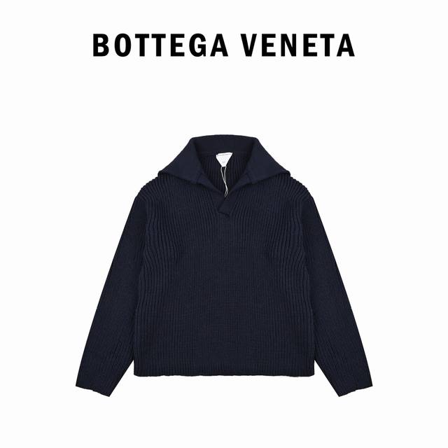 Bottega Veneta23Fw新款v领毛衣 面料采用美丽奴羊毛织造底部多余纱线由人工抽出剪断打结埋线先做缝盘机缝好肩袖等部位 成品洗水整烫才能做出基础版型